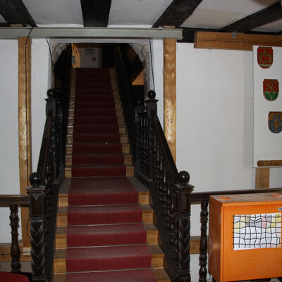 Treppenaufgang zur oberen Rathaushalle.