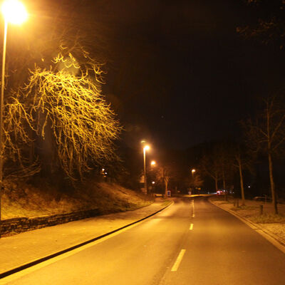 Beleuchteter Straßenabschnitt der Stadt Hann. Münden.