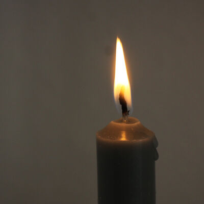 Eine brennende Kerze, die in Gedenken an die Erdbebenopfer entzündet wurde.