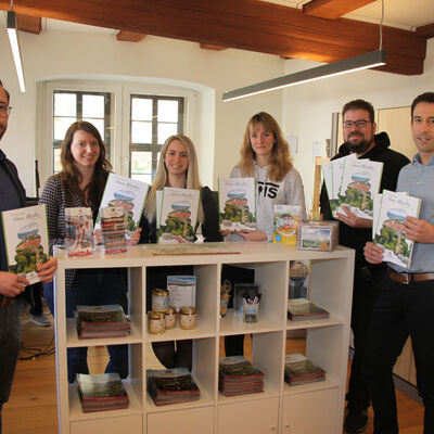 Das neue Magazin der Erlebnisregion Hann. Münden wird von Mitarbeitern des Stadtmarketings, dem Citymanager und dem Bürgermeister präsentiert.