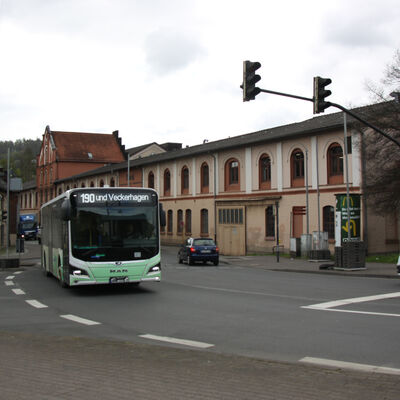 Ampel-Anlage im Mündener Stadtgebiet mit fließendem Verkehr.