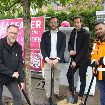 Mitarbeiter von Telekom und Stadtverwaltung werben mit einem Gruppenforo gemeinsam für den Ausbau des Glasfasernetzes im Stadtgebiet.