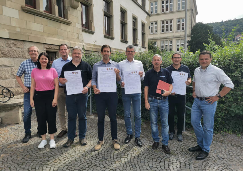 (V.li.) Siegfried Pflum (Fachdienstleiter Stadtplanung, Hann. M�nden), Nicole Prediger (Leiterin des Bereichs Stadtentwicklung, Hann. M�nden), Mathias Eilers (B�rgermeister der Samtgemeinde Dransfeld), Karsten Beuermann (B�rgermeister der Gemeinde Scheden), Tobias Dannenberg (B�rgermeister Hann. M�nden), Christoph Witzke (B�rgermeister der Gemeinde B�hren), Fred Kaduhr (Unterhaltungsverband M�nden) und Jens Schatz (Leineverband) sowie Prof. Dr. Markus Ziegeler (Ortsb�rgermeister Volkmarshausen) nach der Unterzeichnung der Vereinbarung �ber die �Hochwasser- und Starkregengemeinschaft im Schedeeinzugsgebiet�.
