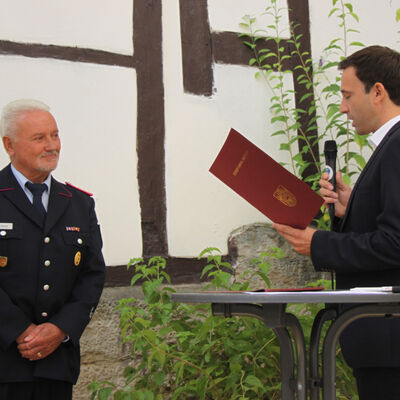 Dieter R�thig wird von B�rgermeister Tobias Dannenberg offiziell zum Ehrenstadtbrandmeister Hann. M�ndens ernannt.