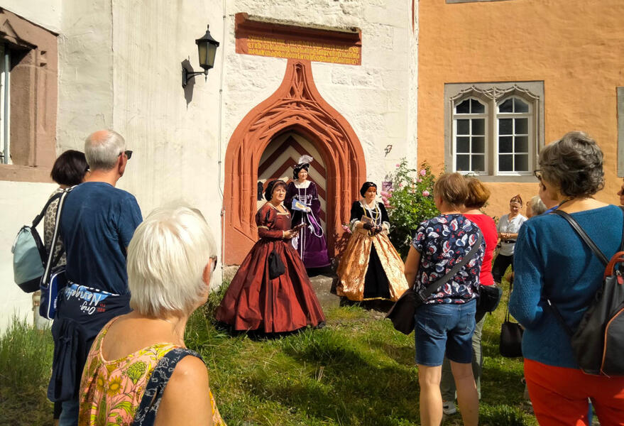 (V.li.) Martina Pakusch als B�rgermeisterfrau, Sabine Lohmann als Herzogin Elisabeth und Marie Anne Langefeld als Kammerfrau.