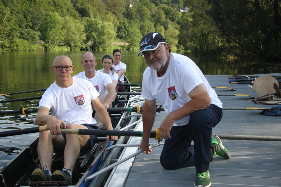 Gehen bei der Stadtregatta gemeinsam f�r den M�ndener Stadtrat an den Start: (V.li.) Fritz Fehrensen (M�nden Aktiv), Markus Jerrentrup (CDU), Lena K�rschner (Gr�ne), Kerstin Glessen (SPD) mit ihrem Trainer und Steuermann Dr. Wilfried Kraft (SPD).