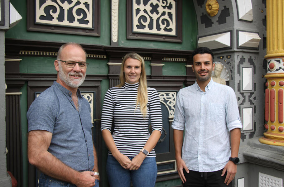 (V.li.) Roland Graunitz, Julia Vogeley und Javad Mohammadi vom Standesamt Hann. M�nden.