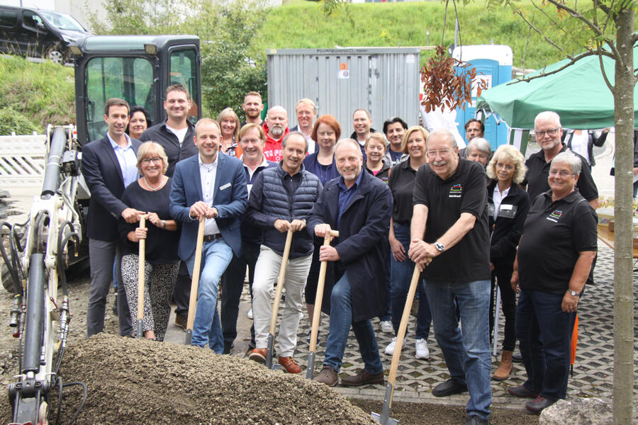 (1. Reihe, v.li.) B�rgermeister Tobias Dannenberg, Jutta Nickel, Fundraising-Beauftragte des M�ndener Hospizes, Sebastian Bornmann, Architekt Thomas Volkmer, Andreas Przykopanski, Gesch�ftsf�hrer der AWO Gesundheitsdienste Betreuung gGmbH und Ulrich G�rnandt von der B�rgerstiftung Station�res Hospiz Hann. M�nden mit Privatpersonen und Vertreterinnen und Vertretern von Unternehmen sowie Einrichtungen, die das Hospiz Hann. M�nden unterst�tzenden, beim symbolischen Spatenstich f�r den Erweiterungsbau.