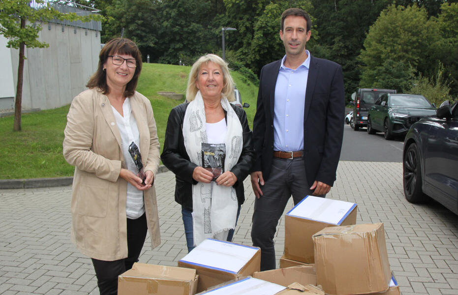 (V.li.) Nicole Herthum, 1. Vorsitzende des Tierschutzvereins Hann. M�nden, Petra H�tte, 2. Vorsitzende des Tierschutzvereins Hann. M�nden und B�rgermeister Tobias Dannenberg vor der Kartons, die mit Tiernahrung gef�llt sind.