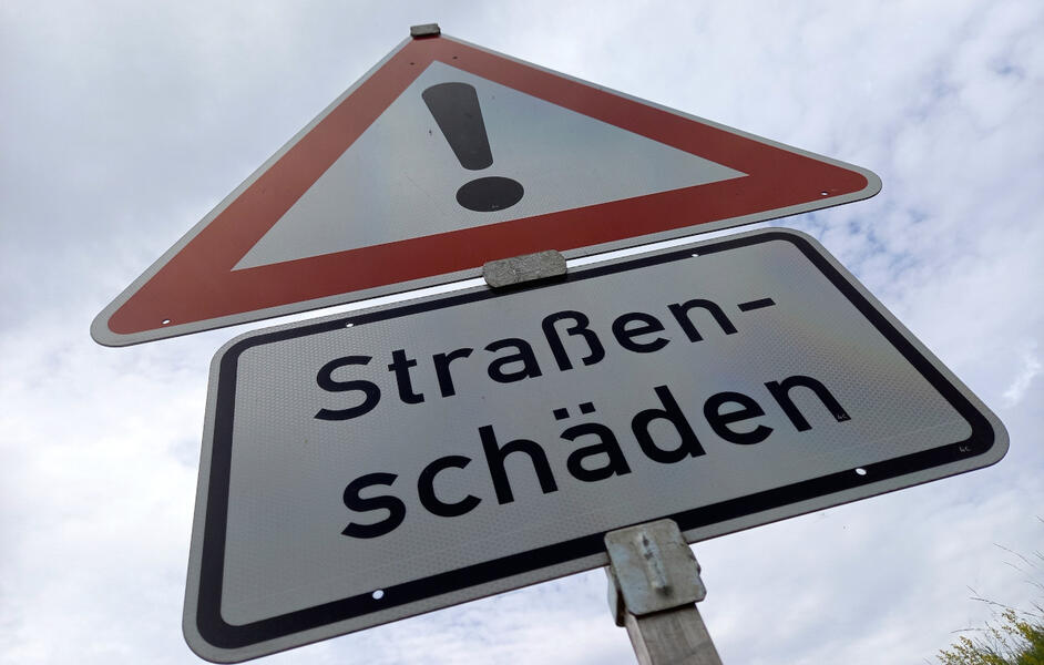Durch den Stra�enaufbruch kann der dahinterliegende Bereich des �Philosophenweges� w�hrend der Vollsperrung zurzeit nur aus Richtung �Sch�ne Aussicht� erreicht werden.