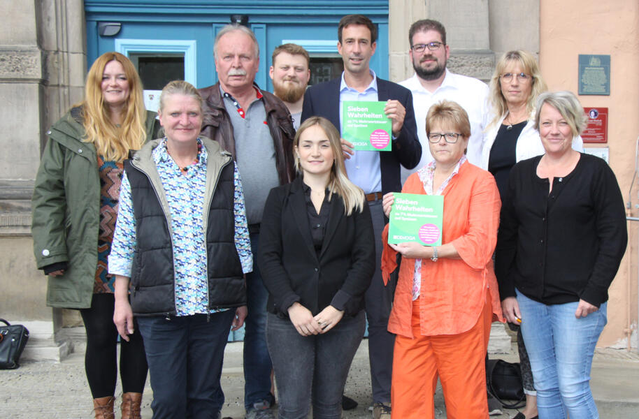 Unser Bild zeigt B�rgermeister Tobias Dannenberg (hintere Reihe, 3.v.re.) und Matthias Biroth, Gesch�ftsf�hrer der Hann. M�nden Marketing GmbH (hintere Reihe, 2.v.re.), Renate Mitulla, Gesch�ftsf�hrerin des DEHOGA-Bezirksverbandes Hildesheim (vordere Reihe, 2.v.re.) mit Vertreterinnen und Vertretern von Mitgliedsbetrieben des DEHOGA-Kreisverbandes Hann. M�nden.