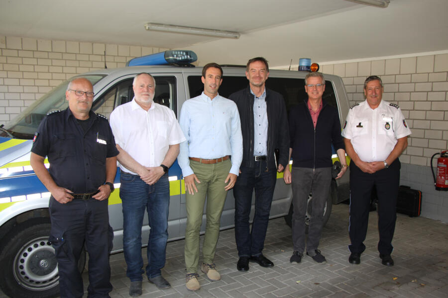 (V.li.) Matthias Klausch, Leiter Einsatz und Streifendienst, Dirk Hentze, Leiter Kriminal- und Ermittlungsdienst, Hann. M�ndens B�rgermeister Tobias Dannenberg, Matthias Eilers, B�rgermeister der Samtgemeinde Dransfeld, Bernd Grebenstein, B�rgermeister der Gemeinde Staufenberg und Dirk Schneider, Leiter des Polizeikommissariats Hann. M�nden. Foto: Simon/Pressestelle Hann. M�nden.