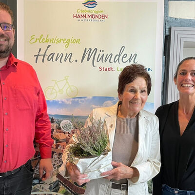 Verabschiedeten die langjährige Gästeführerin Helga Winkelmann (Mitte): Matthias Biroth (li.) und Saskia Langkau (re.) von der Hann. Münden Marketing GmbH.