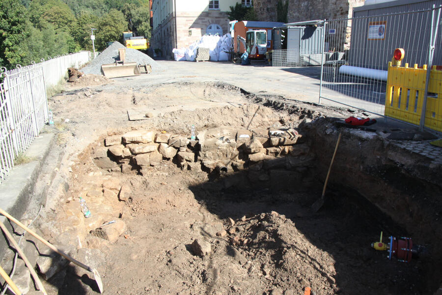 Bei den für die Sanierung der Bremer Schlagd notwendigen Aushubarbeiten stieß das beauftragte Unternehmen F.W. Kirchner auf Mauerreste, die eine baubegleitende archäologische Untersuchung erfordern.