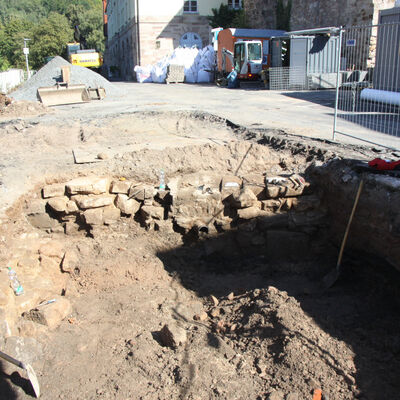 Bei den für die Sanierung der Bremer Schlagd notwendigen Aushubarbeiten stieß das beauftragte Unternehmen F.W. Kirchner auf Mauerreste, die eine baubegleitende archäologische Untersuchung erfordern. 