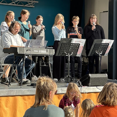 Der SingBus fährt seit 2021 durch Deutschland mit dem Ziel, Kinderchöre bei der Neugründung und ihrer Kinderchorarbeit zu unterstützen. Gemeinsam gestaltet das Team mit Chören, Vereinen und Schulen SingBus-Tage, bei denen man zusammen und füreinander singt. 