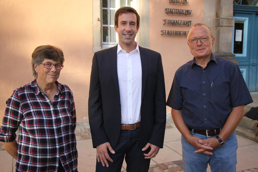 Bürgermeister Tobias Dannenberg (Mitte) begrüßte in der vergangenen Woche Nortrud Riemann (li., SPD) und Uwe Zindel (re., BürgerForum) im Kreise des Hann. Mündener Stadtrats.