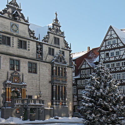 Der Rathausvorplatz Hann. Münden im Winter.