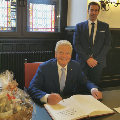 Unter den Augen von Hann. Mündens Bürgermeister Tobias Dannenberg (re.) trug sich Joachim Gauck ins Goldene Buch der Stadt ein.