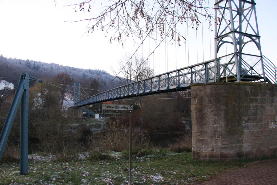 Die Hängebrücke, die den Tanzwerder mit dem Stadtteil Altmünden verbindet, soll saniert werden. Die Stadt plant für diese Maßnahme 1,3 Mio. Euro ein.