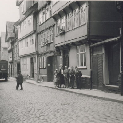 Die einstige Hinterstraße um 1939. In der Bildmitte, als freigelegtes Fachwerkhaus zu erkennen, das ehemalige jüdische Gemeindehaus.