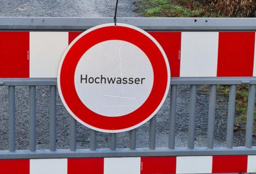 Die Stadtverwaltung Hann. Münden hat den Radweg in Richtung Hemeln bereits durch die Kommunalen Dienste sperren lassen und stellt sich darauf ein, die Sperrung der ufernahen innerstädtischen Radwege sowie der Wanfrieder Schlagd-Spitze vorzunehmen.