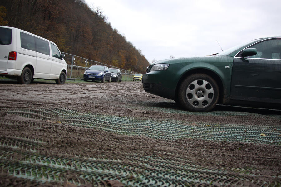 Landesbeh�rde will bei tempor�ren Parkplatz an der B 3 nachbessern