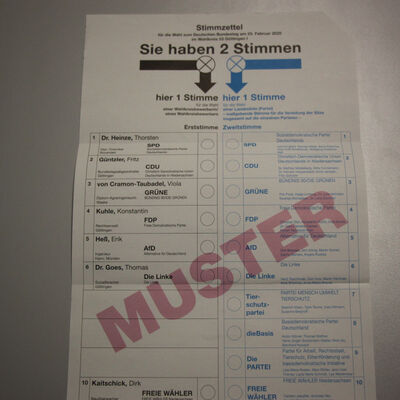 Musterstimmzettel sind deutlich mit einem roten Schriftzug gekennzeichnet.