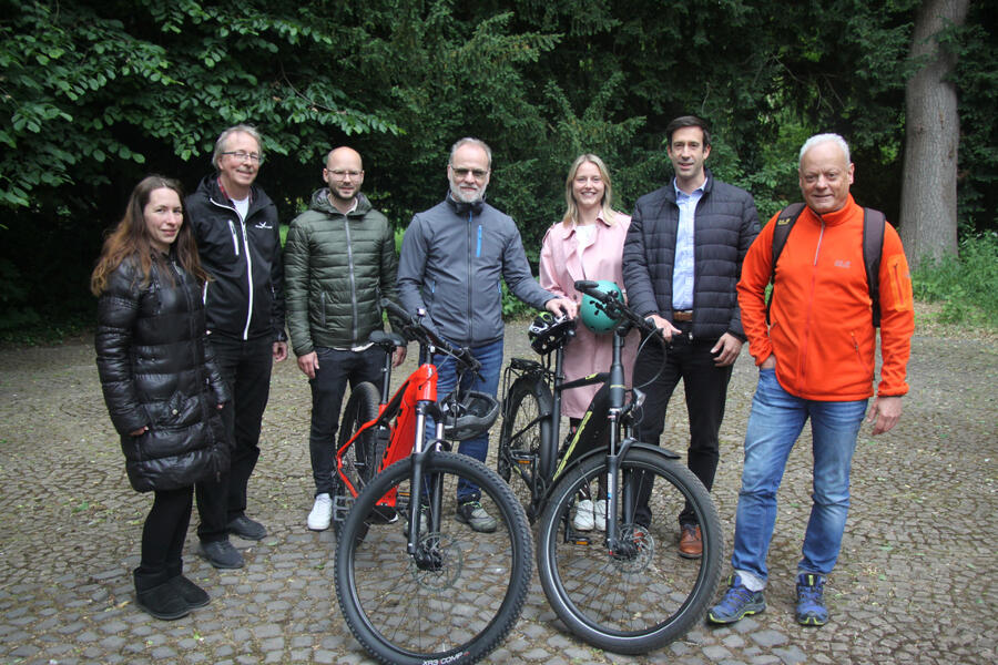 (V.li.) Aurelie Kleinert, Siegfried Pflum, Marco Graef, Roland Graunitz, Katrin Meyer, B�rgermeister Tobias Dannenberg und Martin B�hmer von der Stadtverwaltung blicken der diesj�hrigen Stadtradeln-Ausgabe entgegen.