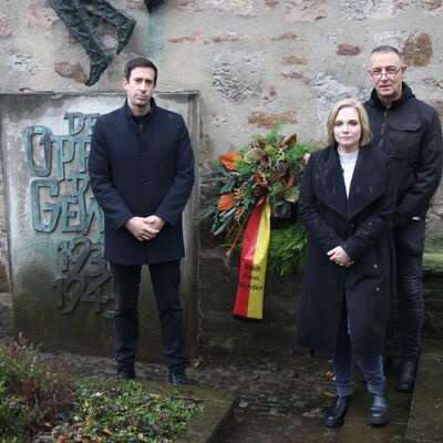 B�rgermeister Tobias Dannenberg, Sarah Heerlein und Stadtarchivar Stefan Sch�fer am Mahnmal der Opfer der nationalsozialistischen Gewaltherrschaft, gelegen an der S�dseite der Rotunde.