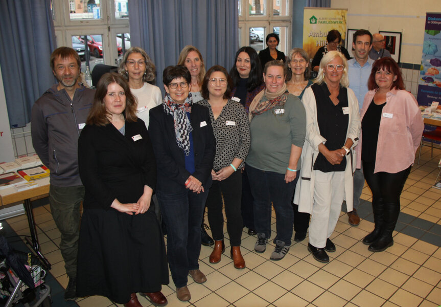 Bild des Orga-Teams: (V.li., hintere Reihe) Kai Pavel (G�ttinger Werkst�tten), Maja Eidmann-Weigle (VHS/MYTURN), Elke Steden (Mehrgenerationenhaus/Stadt Hann. M�nden), Melissa Castillo (Gleichstellungsbeauftragte Stadt Hann. M�nden), Heike Herborg (AWO), Tobias Dannenberg, (v.li. vordere Reihe) Dr. Sonja Lehmann (VHS), Regina Meyer (LK G� Demografiebeauftragte), Tina Krause (Familienzentrum HM�), Maike Schmuck (B�rgertreff e.V.) und Martina G�rtler und Stephanie Heck-Weidemeier.