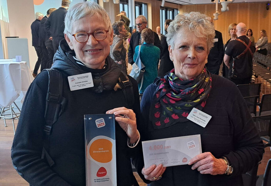Cornelia Schulze und Heike Tauer-Schneider zeigen stolz den gewonnenen NDR-Ehrenamtspreis.