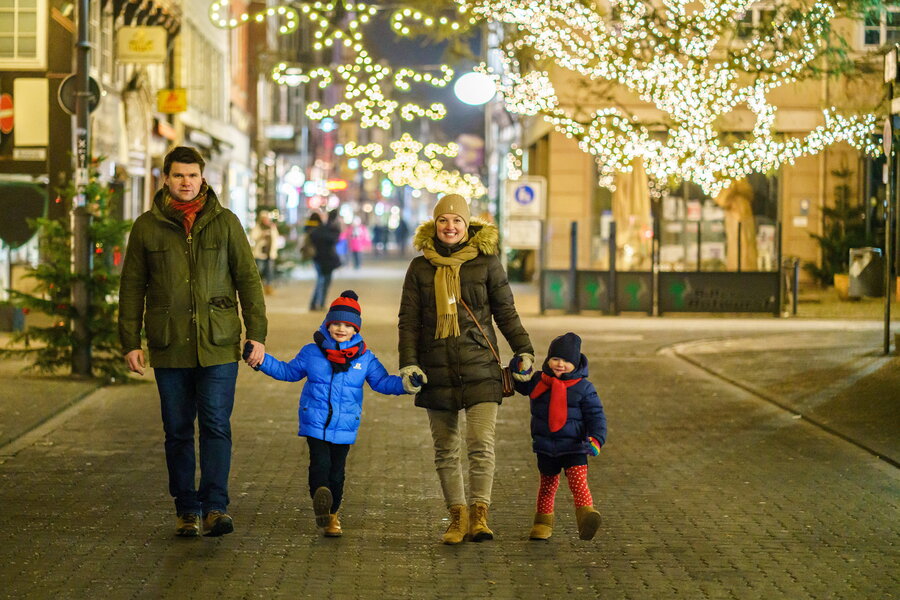 Vierk�pfige Familie mit Kleinlindern schlendern im weihnachtlichen Lichterambiente durch die Hann. M�ndener Altstadt.