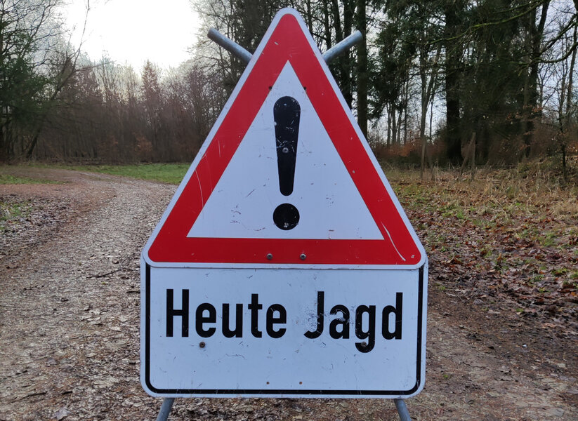 Warnschild mit der Aufschrift "Heute Jagd".