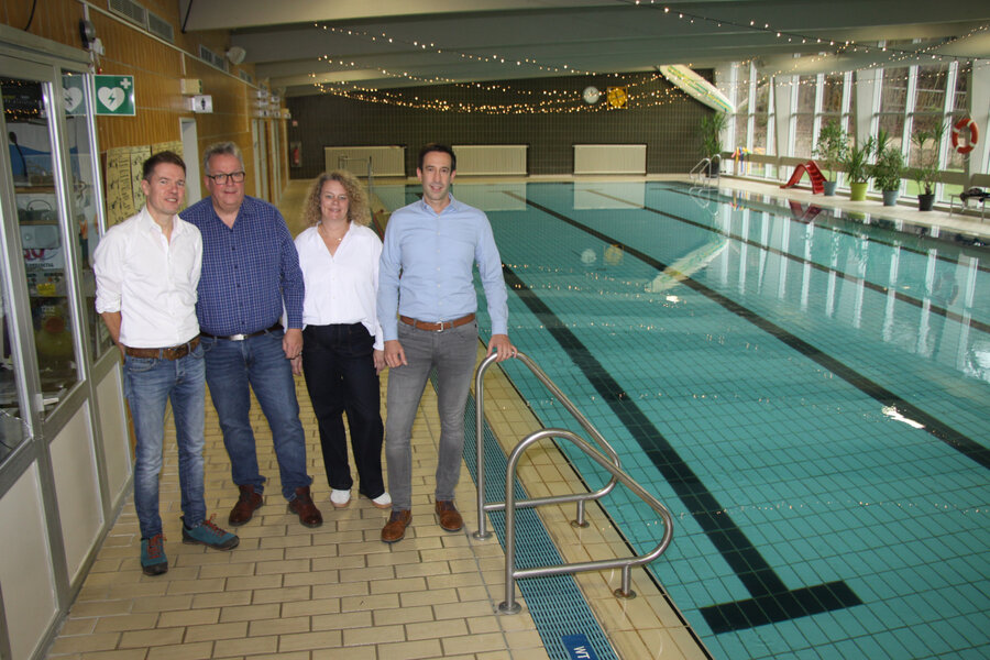 (Von links) Martti Kaempgen (Vorstandsmitglied F�rdervereins Schwimmen in M�nden, Vorsitzender des Schwimmvereins M�nden/Reinhardshagen e.V. und Mitglied der BI "Rettet das Hallenbad Reinhardshagen"), Reinhardshagens B�rgermeister Fred Dettmar, 1. Beigeordnete Corinna Fiege-Borchert und Hann. M�ndens B�rgermeister Tobias Dannenberg am Schwimmbecken des Vaaker Hallenbads.