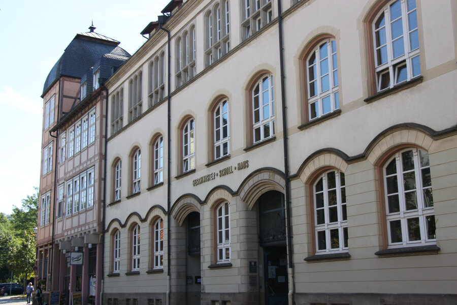 Perspektivische Frontalansicht des Geschwister-Scholl-Hauses, fotografiert aus Richtung Marktstra�e.
