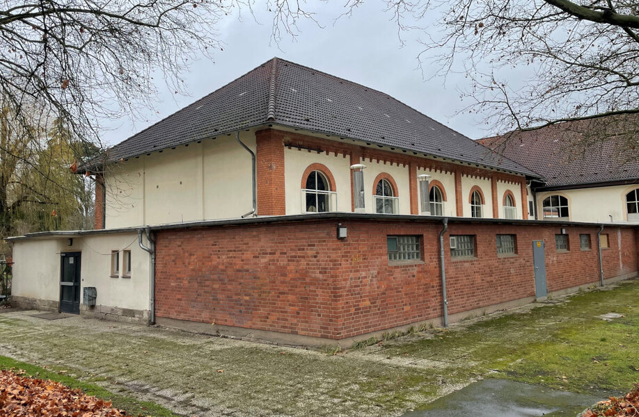 R�ckansicht einer bauf�lligen Turnhalle, fotografiert aus Richtung des Schulhofs der Gesamtschule am Botanischen Garten.