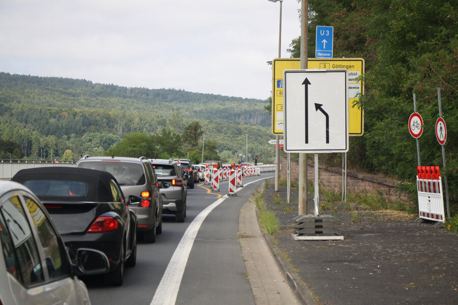 Wartende Fahrzeuge vor der Baustellenampel an der Weserbr�cke in Fahrtrichtung Gimte.