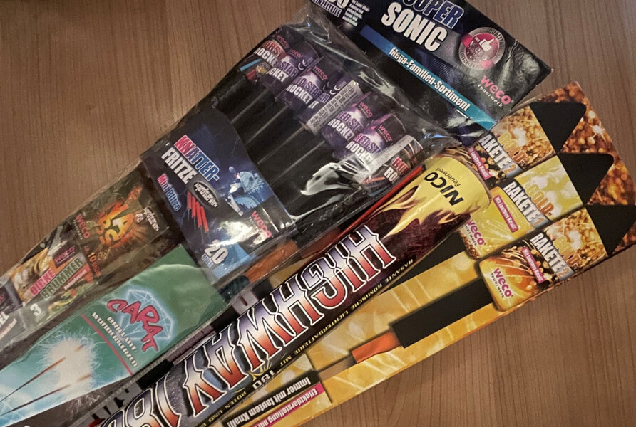 Eine Auswahl von Feuerwerksk�rpern, die in ihren Originalverpackung eingepackt sind.