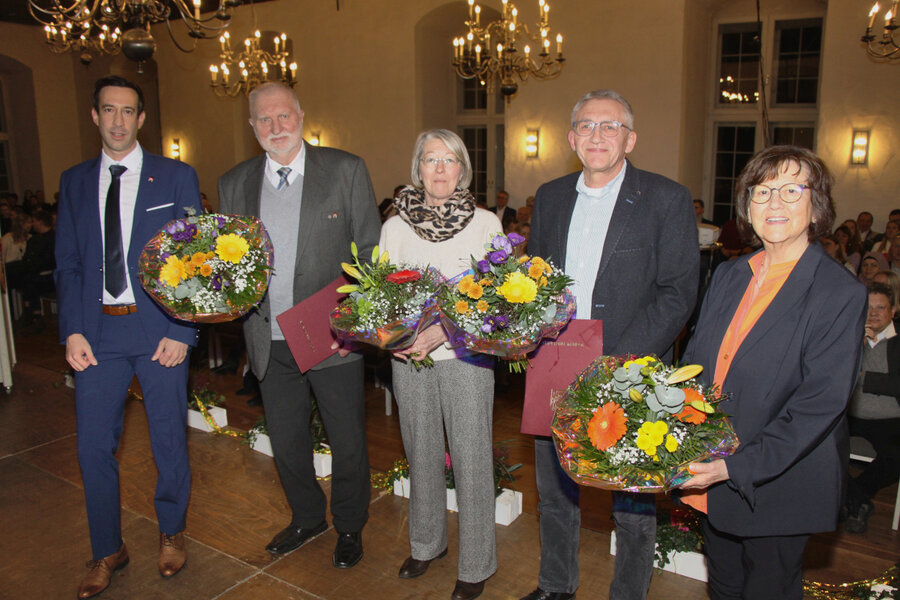 B�rgermeister Tobias Dannenberg mit den Geehrten Karl-Heinz Held, Doris Warnecke, Gerd Lewin und B�rbel K�nig-Dreyer, die neben einer Urkunde auch einen Blumenstrau� in den H�nden halten.