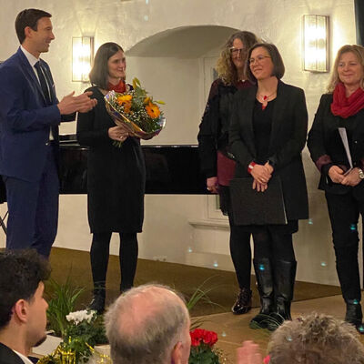 Tobias Dannenberg dankte Chorleiterin Johanna Schluckwerder (2.v.li.) und den S�ngerinnen und S�ngern des Hedem�ndener Chores "Fun in Music" f�r die musikalische Begleitung des Abends.