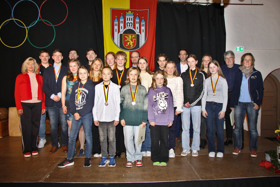 Sportlerinnen, Sportler und Mannschaftskapit�ne der geehrten Teams mit Vertretern der Stadtverwaltung auf einem Abschlussfoto. Das Bild entstand unmittelbar nach der Sportlerehrung, die 2025 im Rittersaal des Welfenschlosses zu verfolgen war.