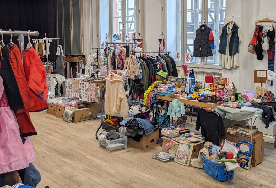 Spielzeug, Kinderkleidung und mehr, aufgebaut an einem Verkaufsstand in den R�umlichkeiten des Geschwister-Scholl-Hauses.