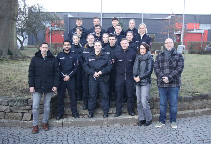B�rgermeister Tobias Dannenberg (li.) sowie Manuela B�rner und Boris Schucht (re.) aus dem begleitenden Fachdienst "Zentrale Dienste" bedankten sich bei den angehenden Polizeikr�ften der Polizeiakademie um Anja Bu�mann, der Studienortverantwortlichen (3.v.re.).