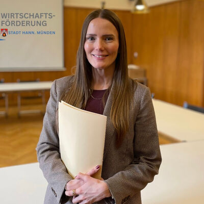Hann. M&uuml;ndens Wirtschaftsf&ouml;rderin Anna-Lena Wiegr&auml;fe bietet ab M&auml;rz 2026 Sprechstunden f&uuml;r Unternehmen an.