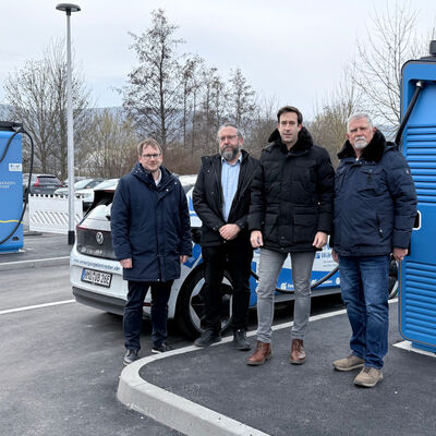 Weihten die Lades&auml;ulen offiziell ein: (V.li.) Maximilian Martin (VHM, Leiter Vertrieb), Stefan Beer (VHM, Technischer Leiter), B&uuml;rgermeister Tobias Dannenberg und Hedem&uuml;ndens Ortsb&uuml;rgermeister Kurt Koppetsch.