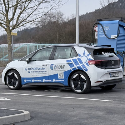 Am Pendlerparkplatz in Hedem�nden stehen ab sofort zwei neue Schnellladestationen mit jeweils zwei Ladepunkten und bis zu 400 kW Leistung.