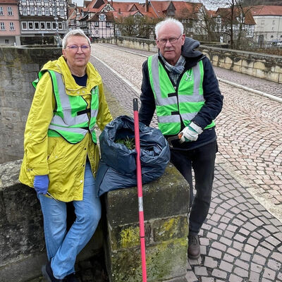 Conny und Hermann Staub j�teten Unkraut auf der historischen Werrabr�cke.