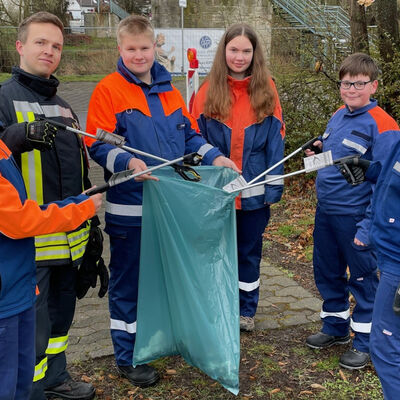 Der Feuerwehrnachwuchs sammelte M�ll auf dem Tanzwerder.