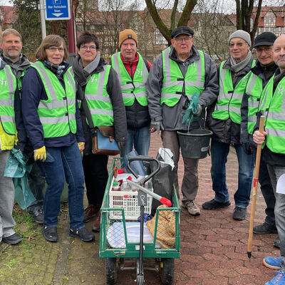 Mitglieder des F�dervereins M�ndener Altstadt beteiligten sich abenfalls am st�dtischen Fr�hjahrsputz.